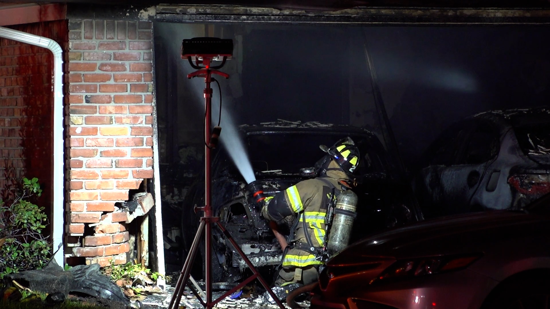 Video Driver Arrested After Crashing Car Into Houston Home Causing A Fire Houston Stringer 7996